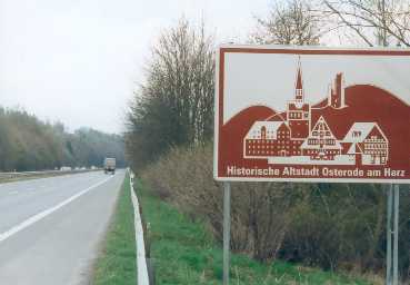 Hinweisschild auf historische Altstadt an B243